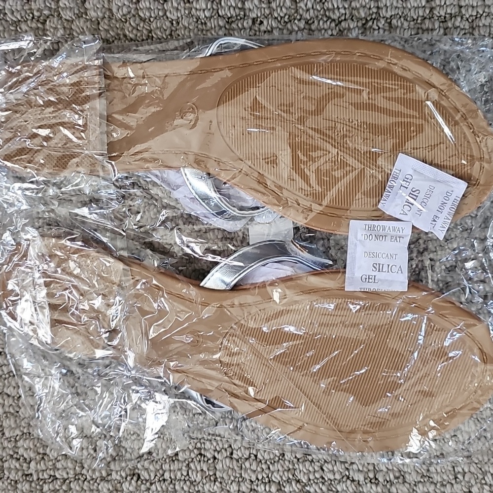 NWT Lexi York Silver Flip Flops, Womens Size 10 - Picture 3 of 3